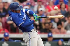 Springer dispara 2 jonrones por Azulejos, que vencen 12-9 a Rojos