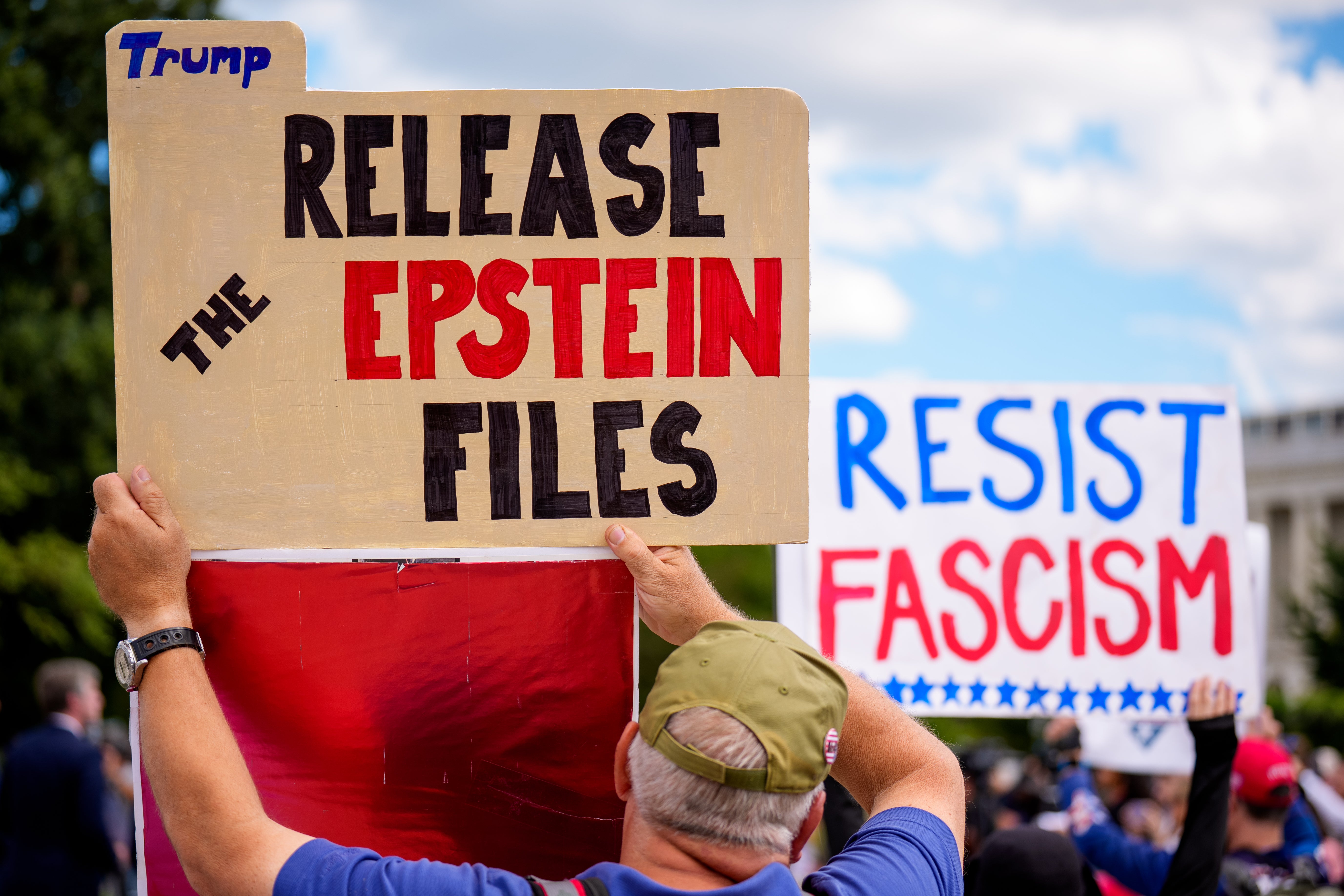 Una sobreviviente de Epstein rompe su silencio tras años para pedir la publicación de los archivos Epstein, mientras otros sobrevivientes planean recopilar su propia “lista de clientes”