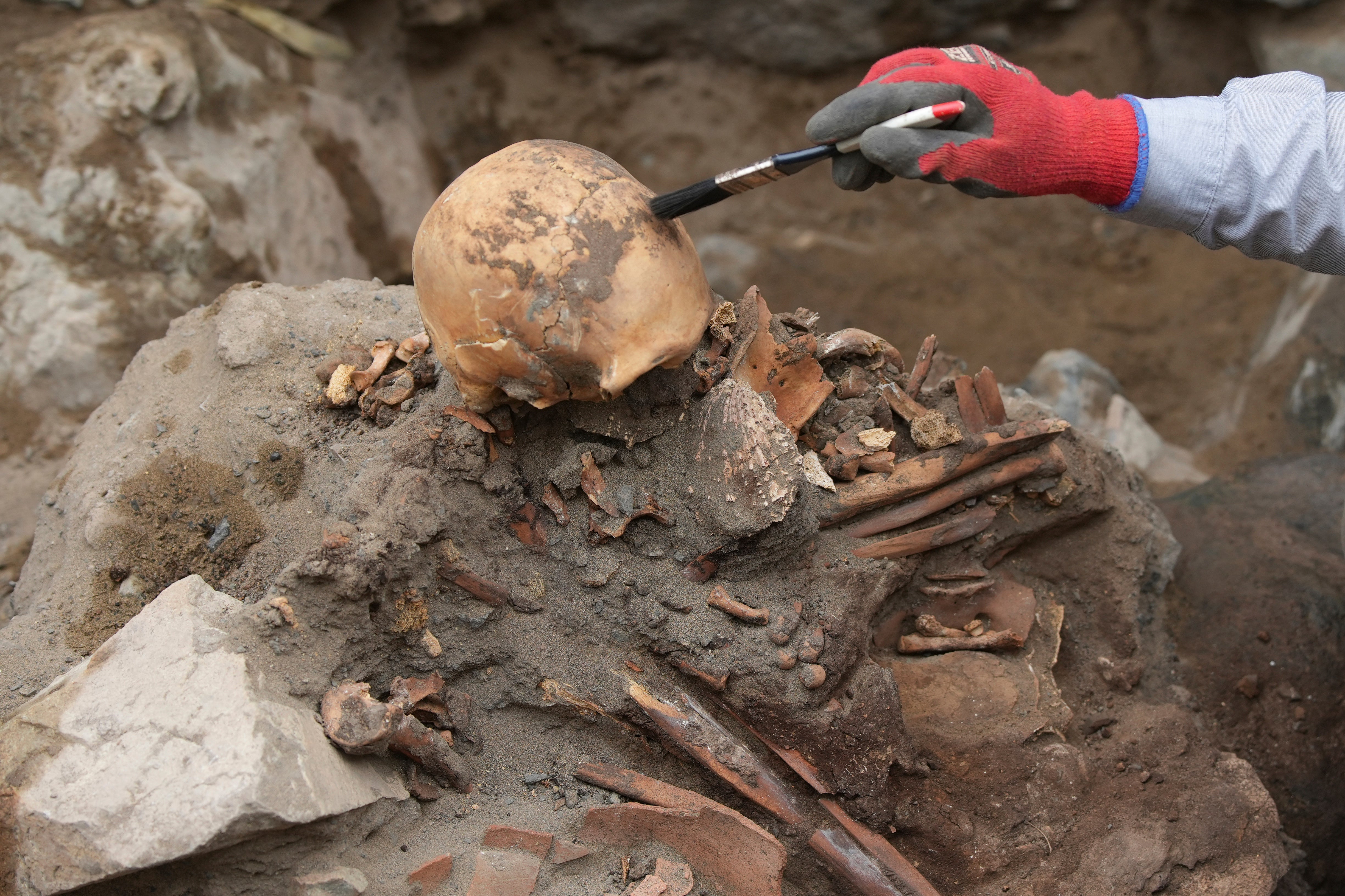 Excavaciones para tuberías de gas en Lima vuelven a sacar a la luz entierros preincaicos