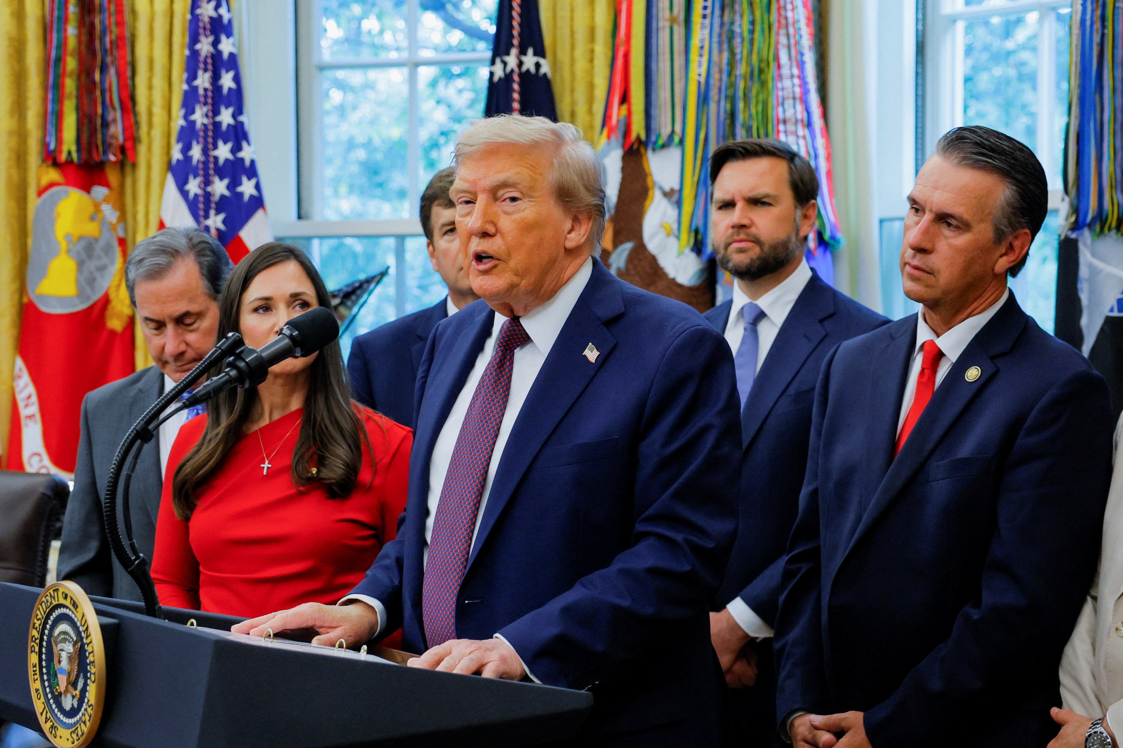 Donald Trump habla en una rueda de prensa en el Despacho Oval el martes