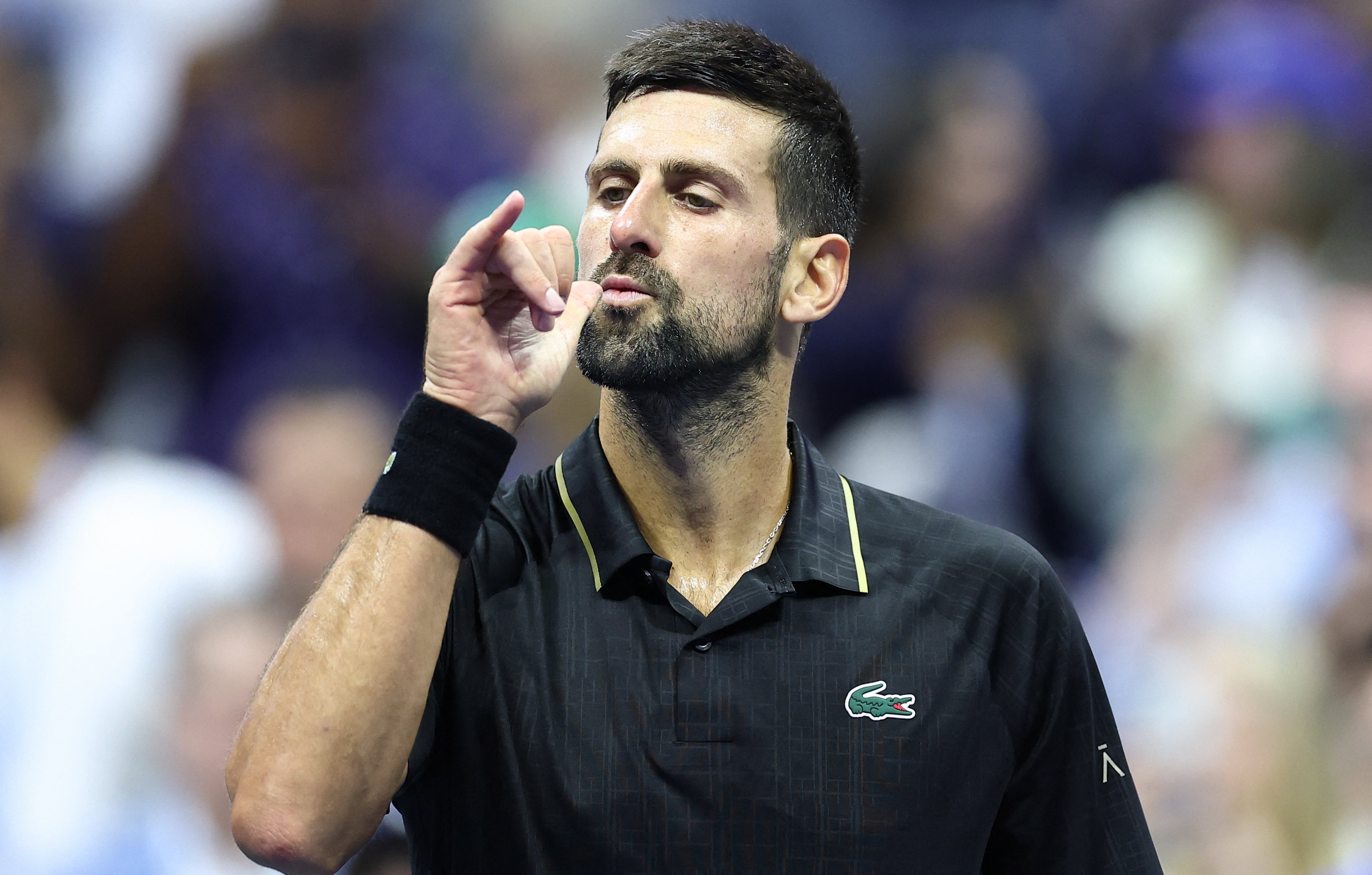 El serbio Novak Djokovic gesticula tras ganar el partido de cuartos de final del torneo individual masculino ante el estadounidense Taylor Fritz