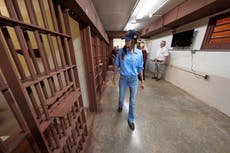 Noem dice que se eligió un conocido penal de Luisiana para fomentar la autodeportación de migrantes