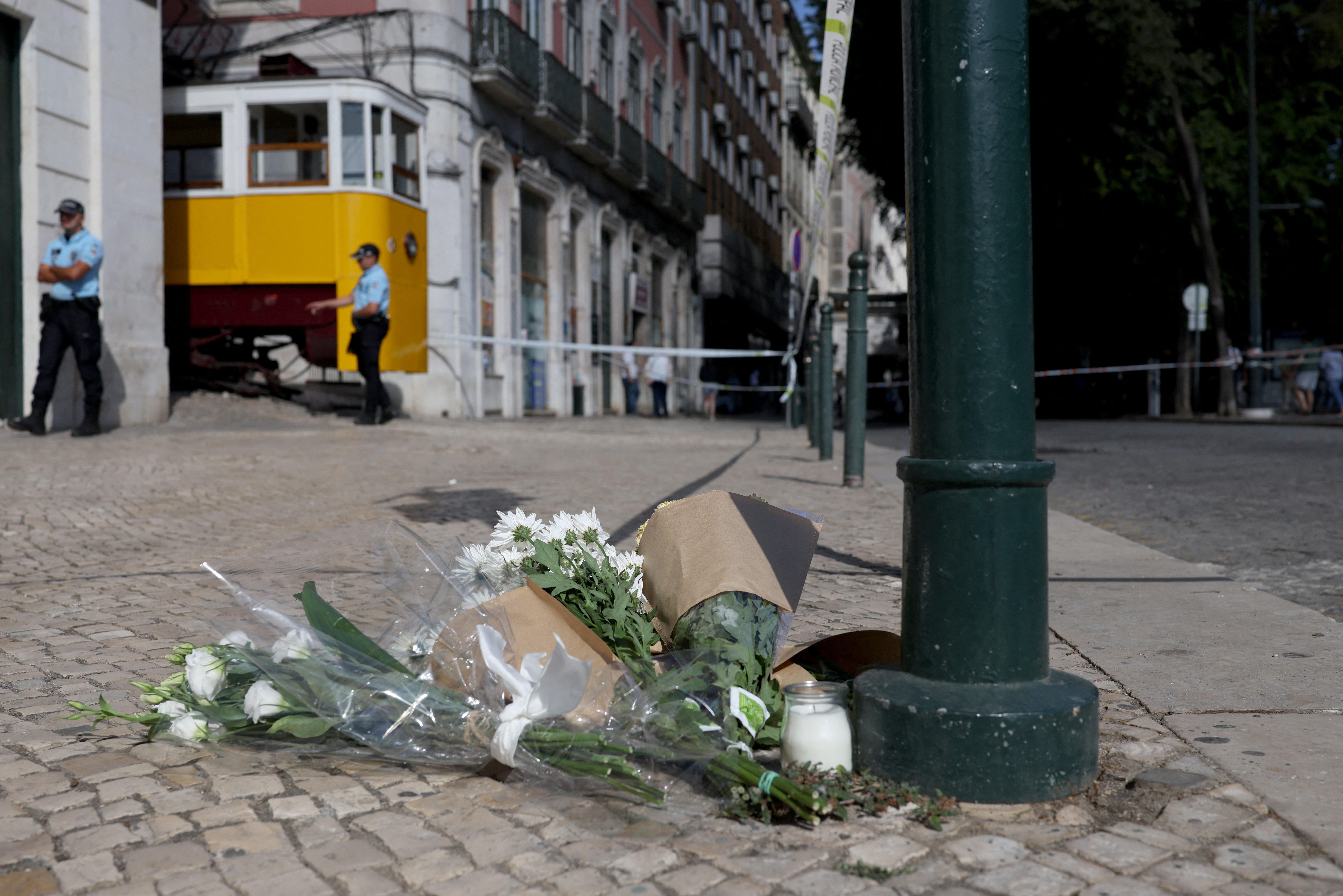 Dejan flores en el lugar del accidente como homenaje a las víctimas