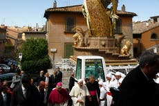Detienen a dos hombres turcos armados en Viterbo, Italia, antes de una popular fiesta