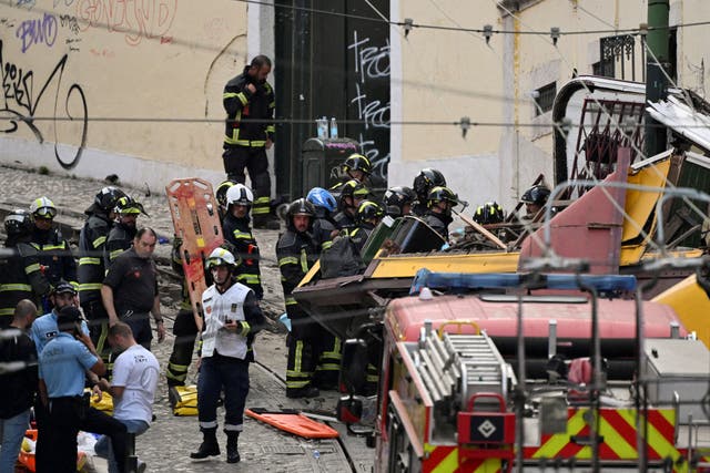 <p>Socorristas trabajan en el lugar del accidente del funicular de Lisboa</p>