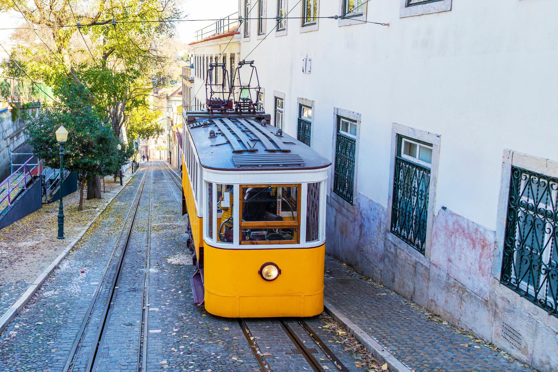 El Elevador da Glória fue inaugurado en 1885 y desde entonces ha sido una popular atracción turística en Lisboa