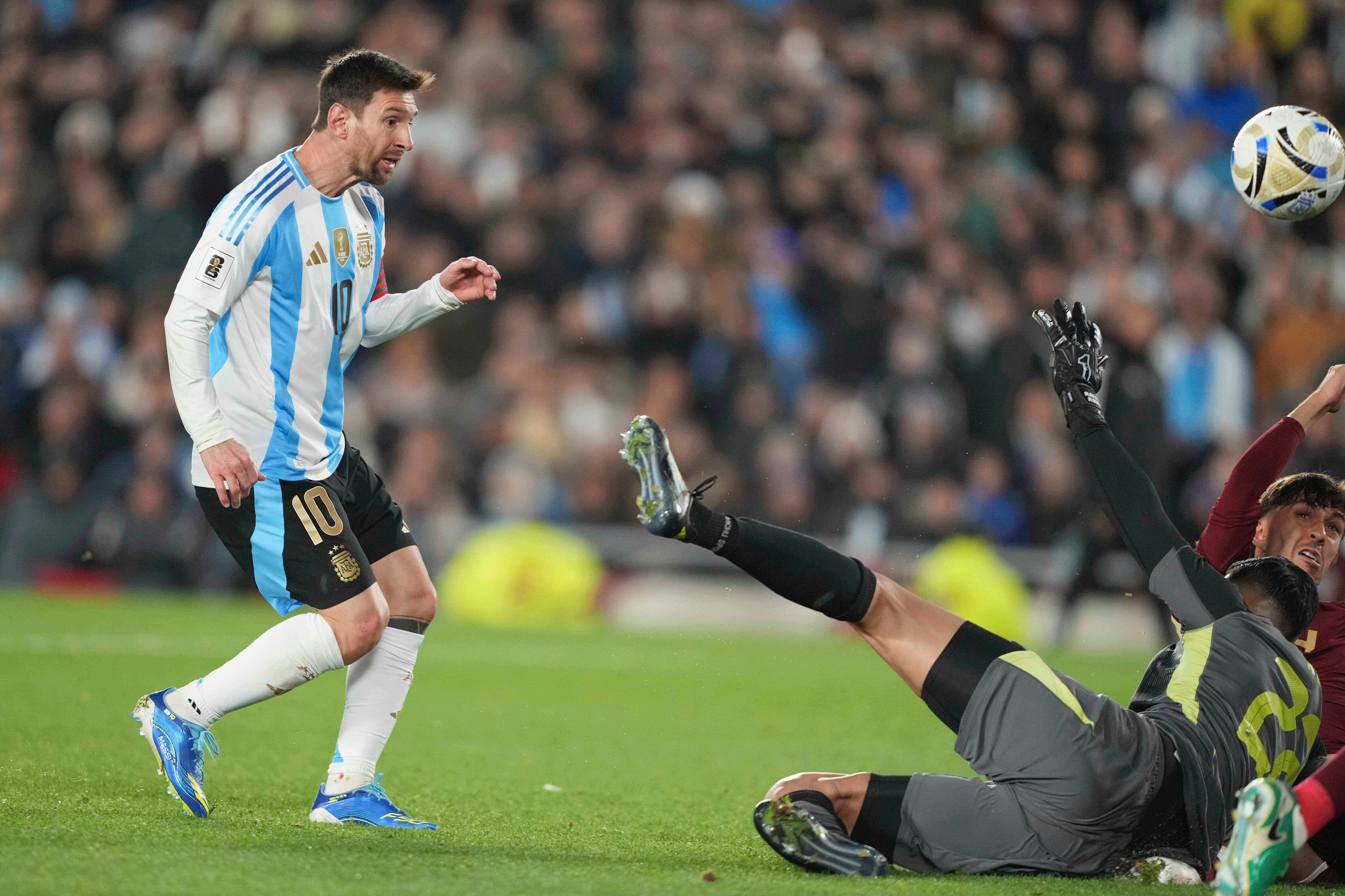 Messi regala doblete a su afición ante Venezuela en su última función por eliminatorias