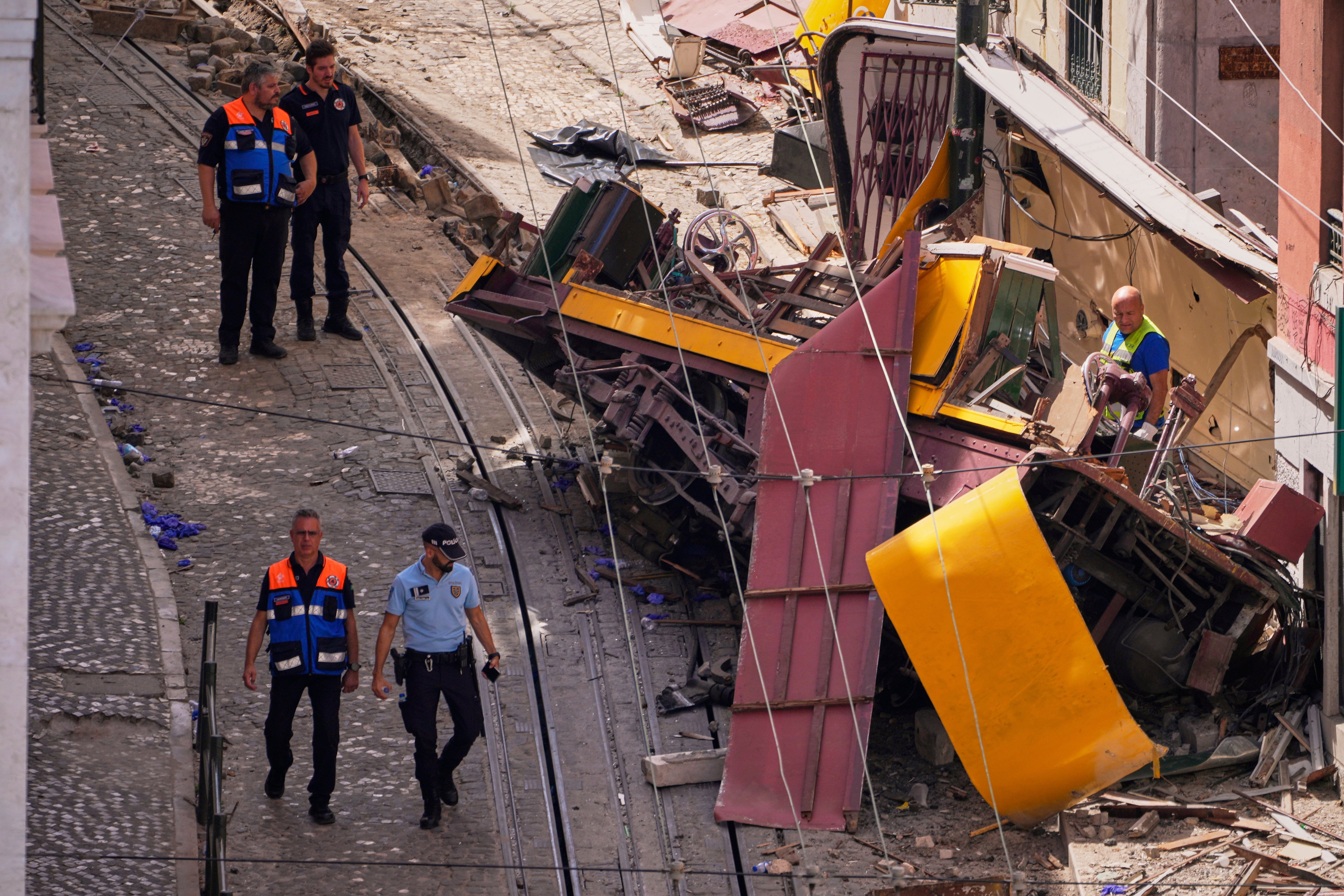 Habitantes de Lisboa culpan al “turismo excesivo” del accidente mortal del funicular