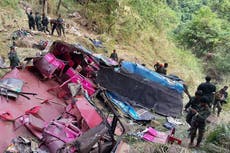 Autobús de pasajeros cae por acantilado en Sri Lanka y causa 15 muertos y 16 heridos