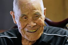 Un hombre de 102 años se convierte en la persona más anciana en coronar el monte Fuji