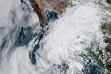 Lorena se convierte en tormenta postropical, riesgo de inundaciones en oeste de México se mantiene