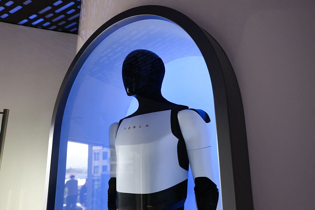 Una de las fuentes de ingresos alternativas en las que trabaja Tesla es la creación de robots humanoides con inteligencia artificial