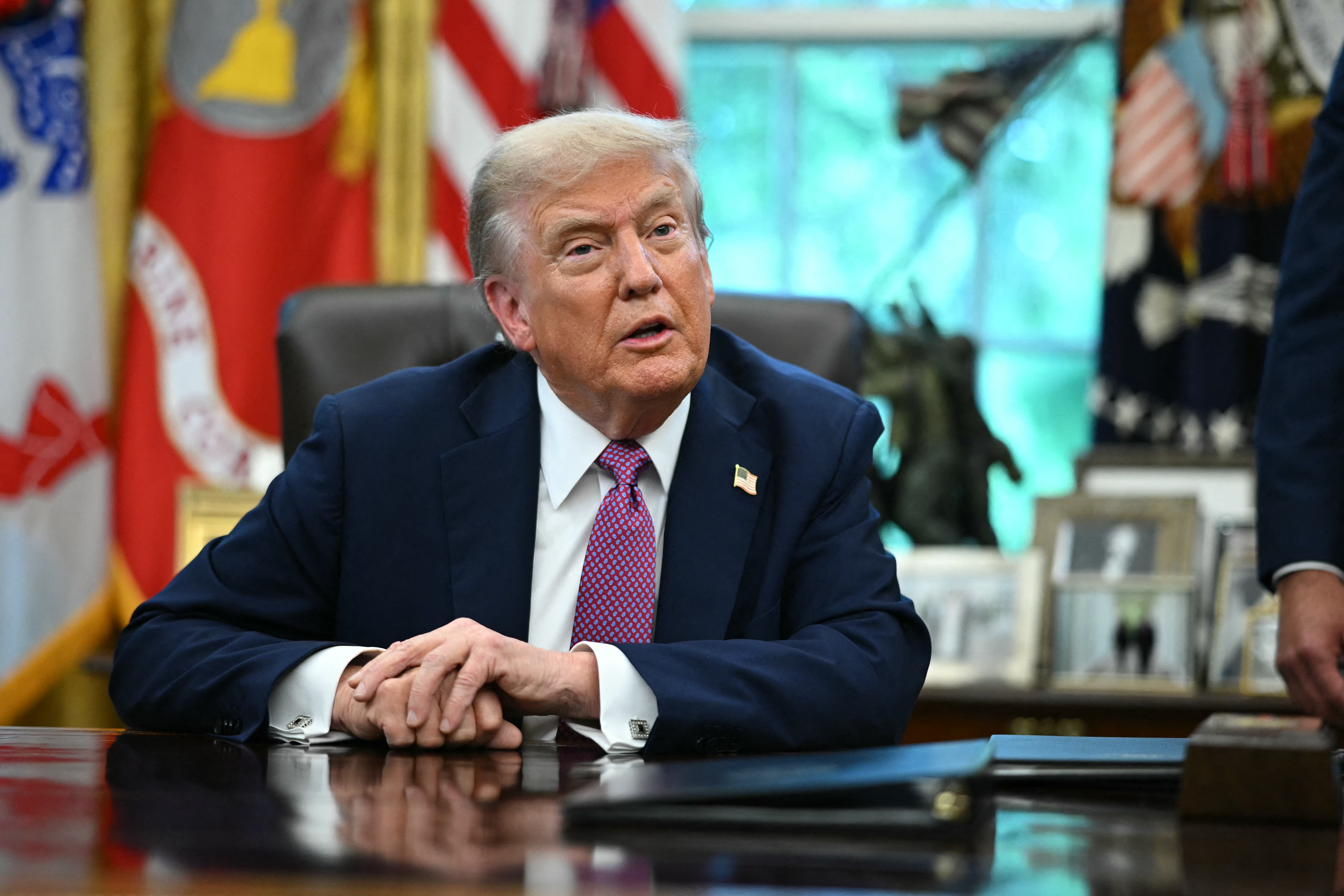 El presidente Donald Trump intentó minimizar una extraña publicación en redes sociales, en la que parecía lanzar una amenaza de “guerra” en Chicago.