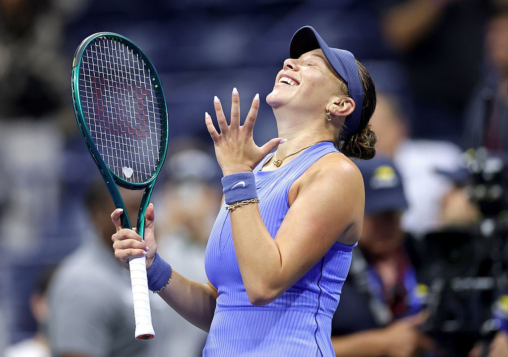 Amanda Anisimova reacciona tras vencer a Naomi Osaka