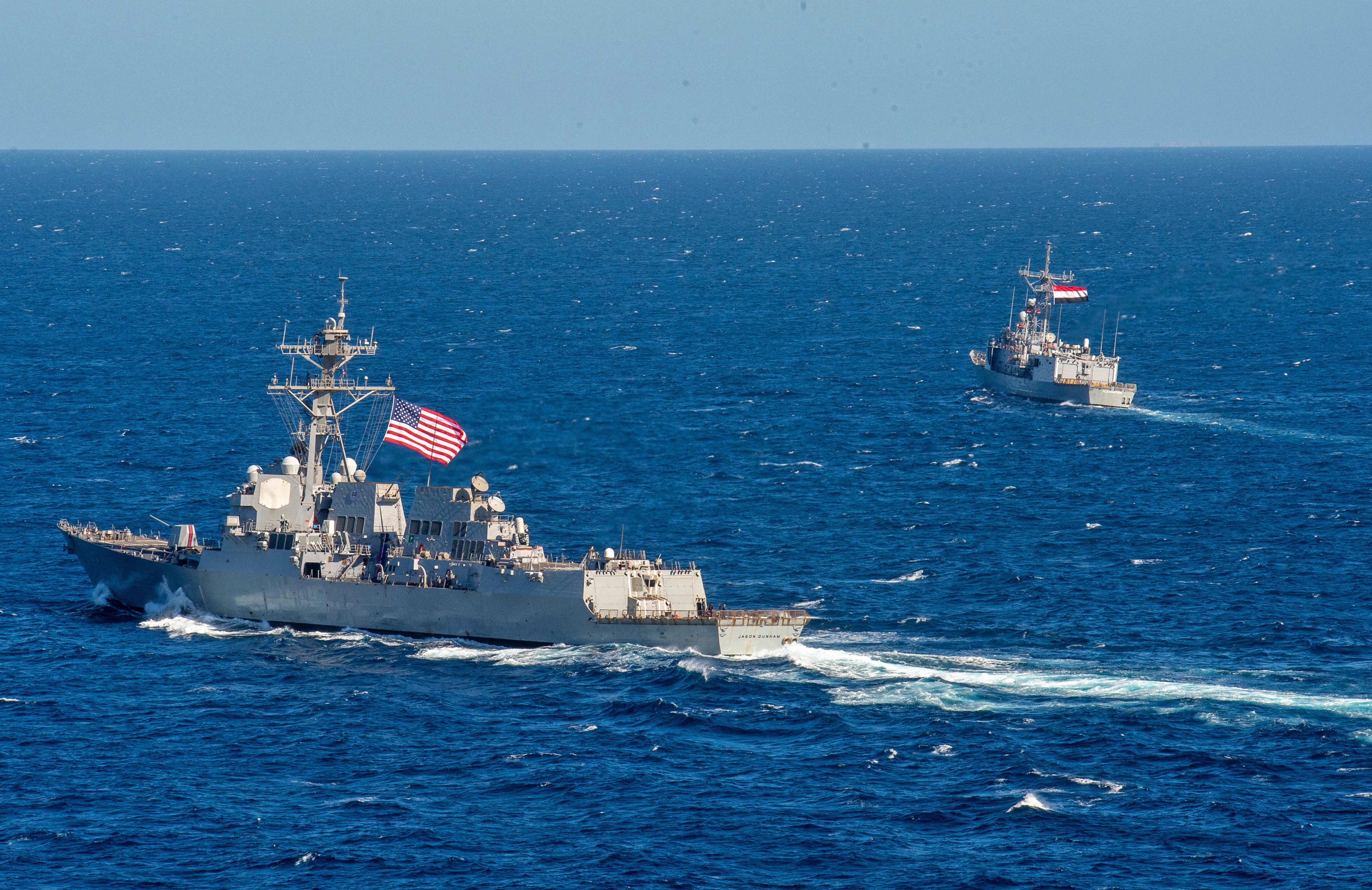 El avión militar venezolano sobrevoló el USS Jason Dunham en lo que funcionarios de EE. UU. califican como una clara demostración de fuerza