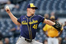 Priester establece récord de Cerveceros, que vencen a Piratas por 5-2