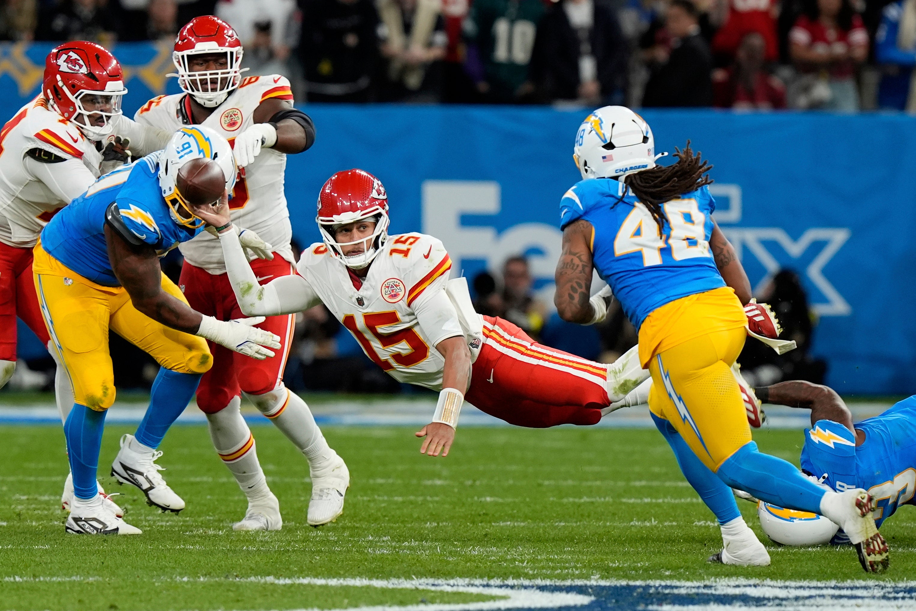 Herbert supera a Mahomes y ayuda a los Chargers a vencer 27-21 a los Chiefs en Brasil