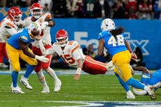 Herbert supera a Mahomes y ayuda a los Chargers a vencer 27-21 a los Chiefs en Brasil