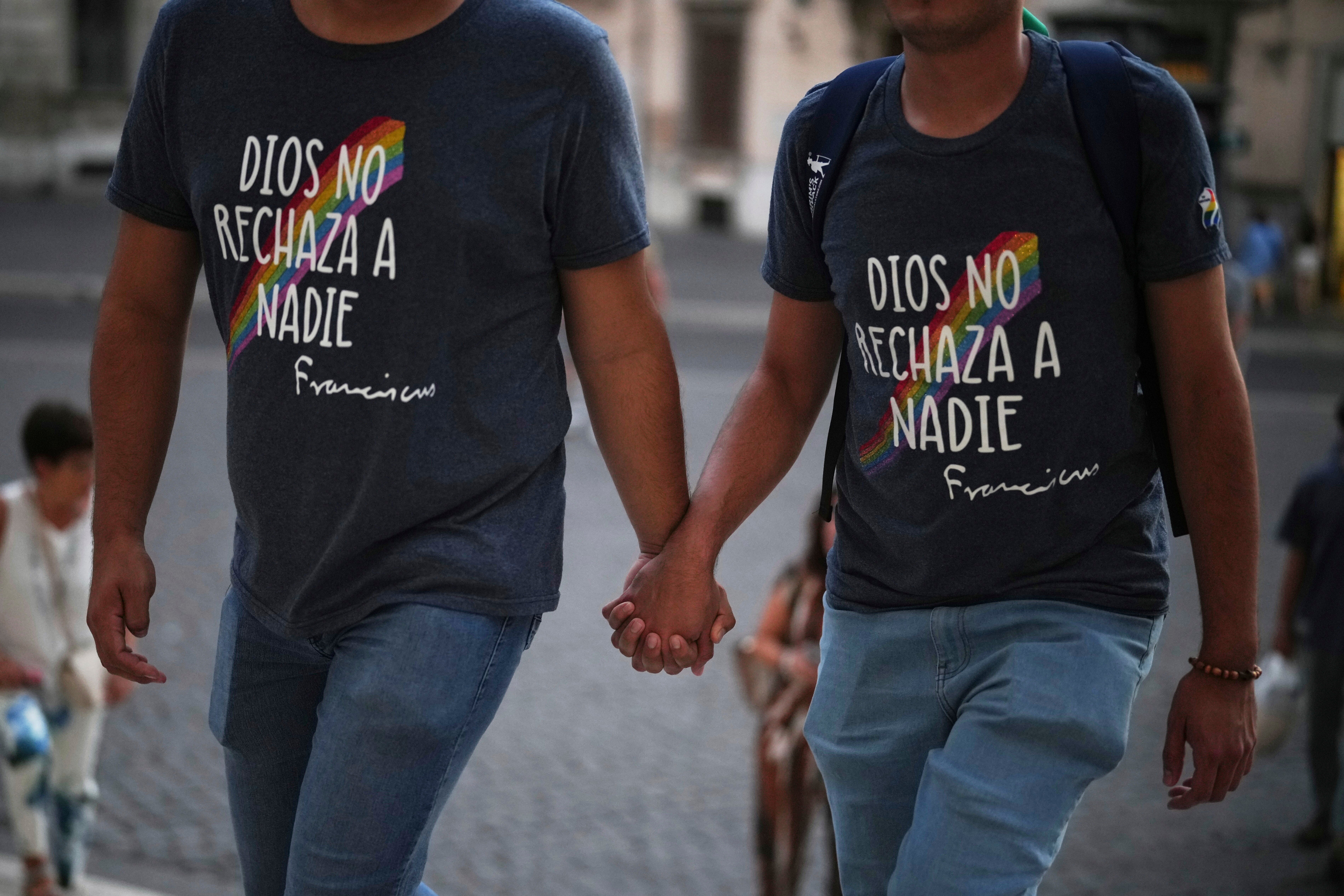 Católicos LGBTQ+ llegan a Roma en peregrinación por el Año Santo y celebran mayor aceptación
