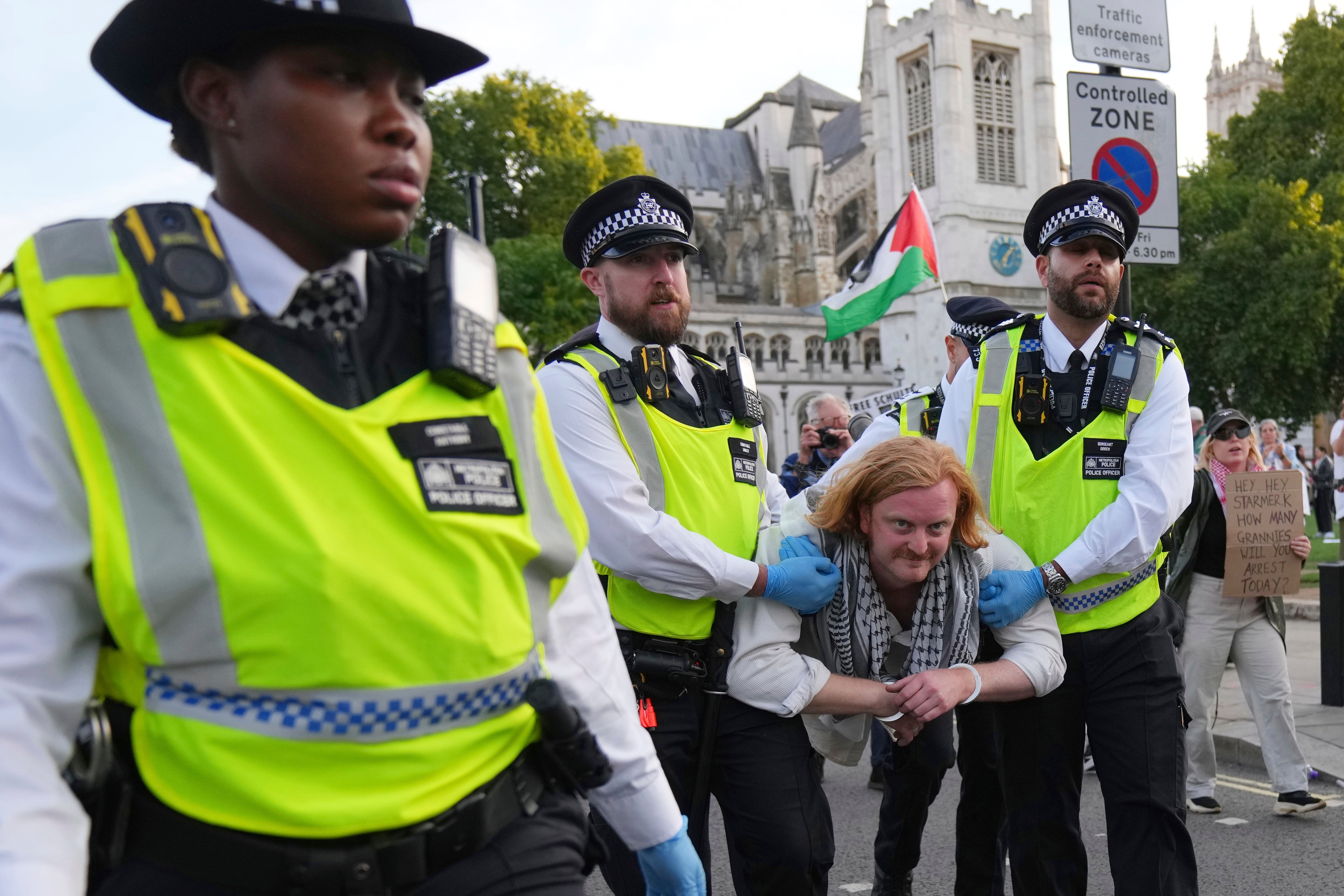 Policía arresta a casi 900 simpatizantes de Palestine Action durante protesta en Londres