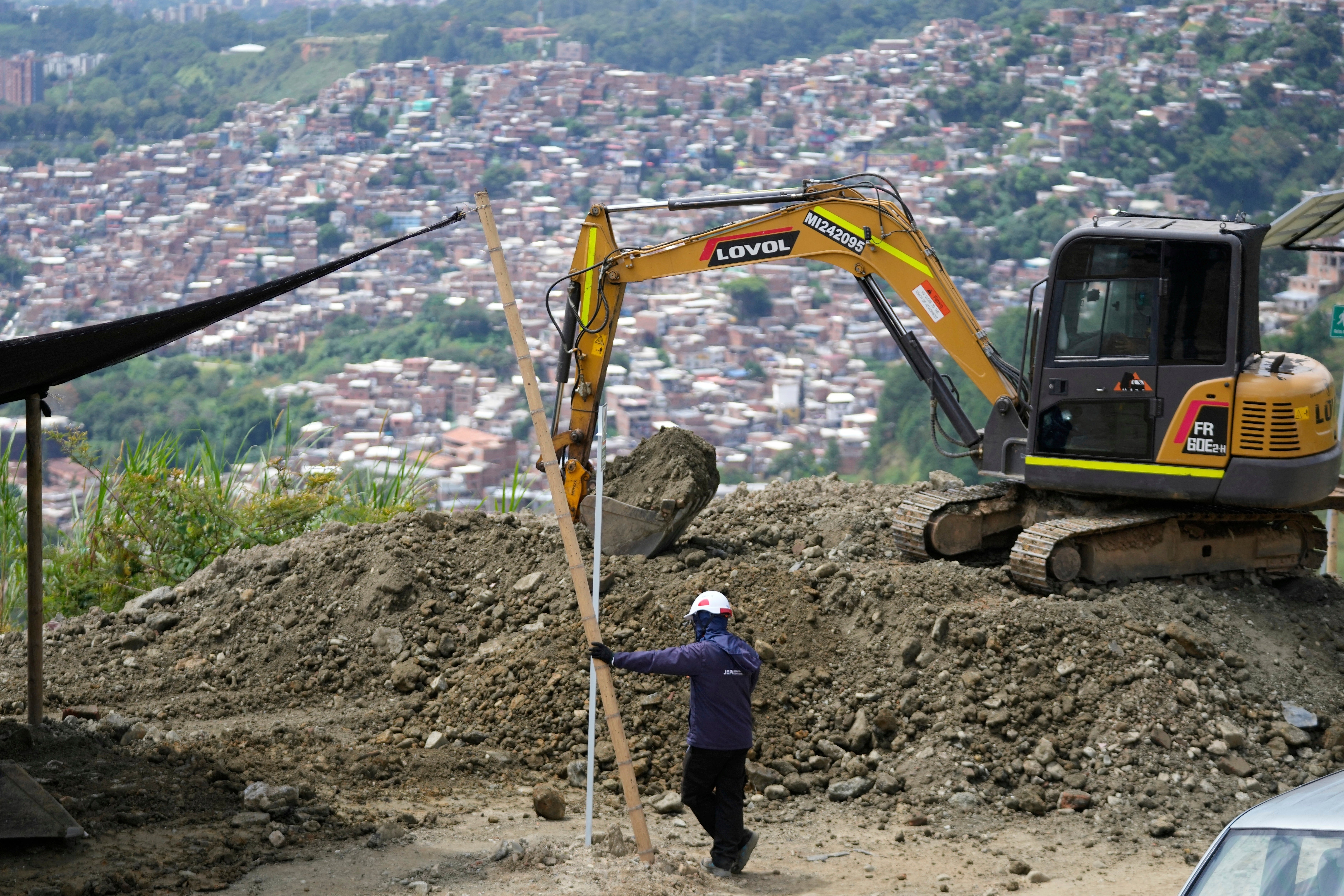 Durante décadas buscaron desaparecidos bajo los escombros. Ahora son un símbolo en Colombia