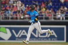 Otto López conecta dos jonrones y Marlins vencen 5-4 a Filis para evitar barrida