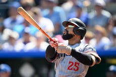 Mellizos superan 5-1 a Reales con jonrones de Buxton y Clemens; Kansas City se rezaga por el comodín