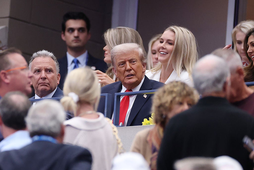 Donald Trump recibió aplausos dispersos, pero sobre todo abucheos, en el centro Billie Jean King de Nueva York mientras presenciaba la final individual masculina del Abierto de EE. UU.