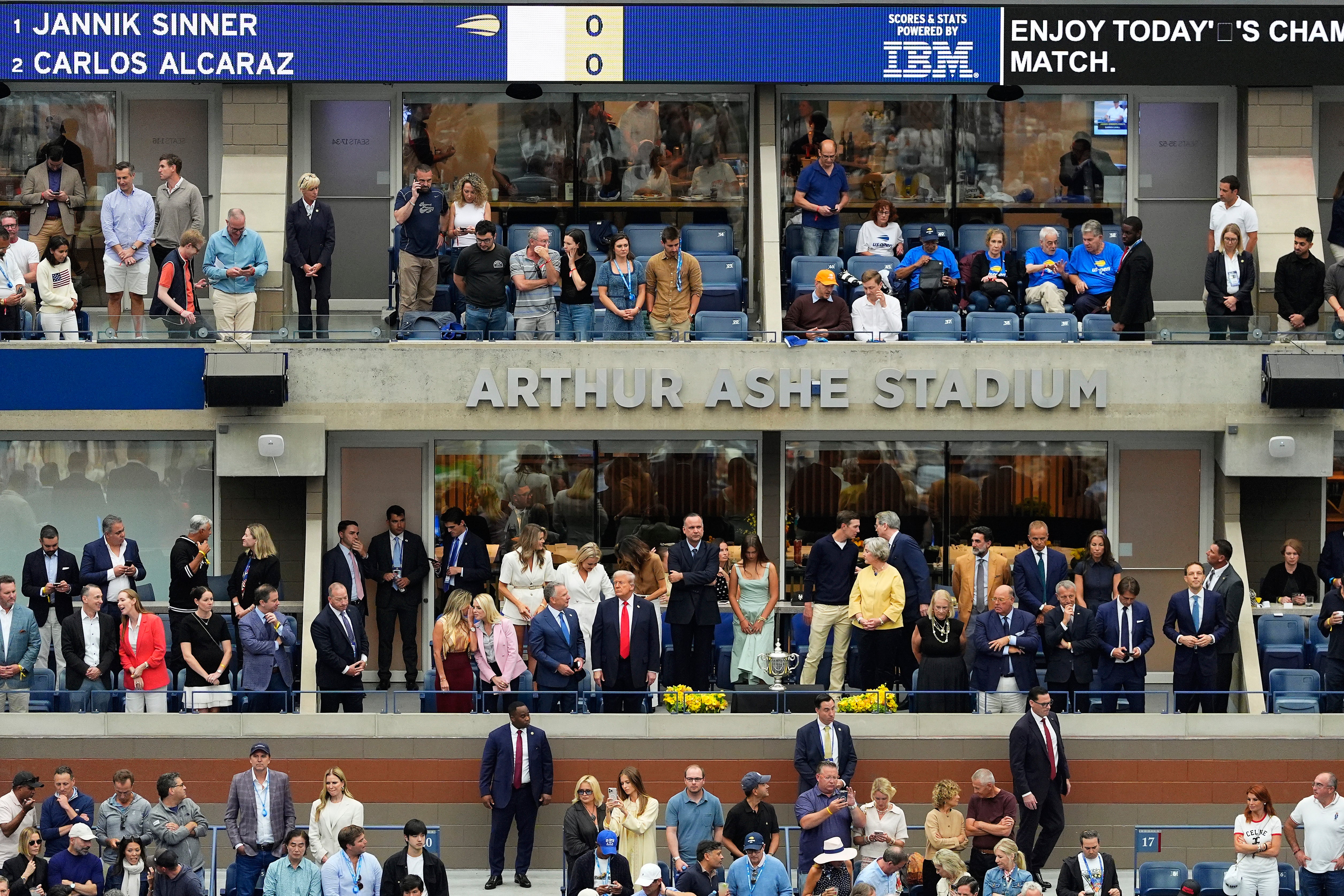 El presidente Donald Trump conversa con Steve Witkoff antes del inicio de la final individual masculina del Abierto de Estados Unidos