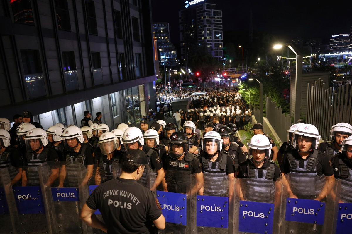 Turquía bloquea un mitin opositor en Estambul entre tensiones políticas Turquía bloquea un mitin opositor en Estambul entre tensiones políticas