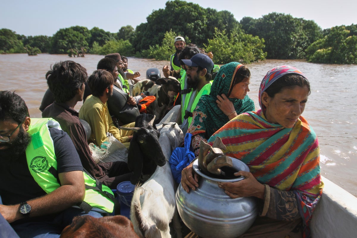 Pakistán evacúa a 25.000 personas de una ciudad oriental ante crecientes inundaciones
