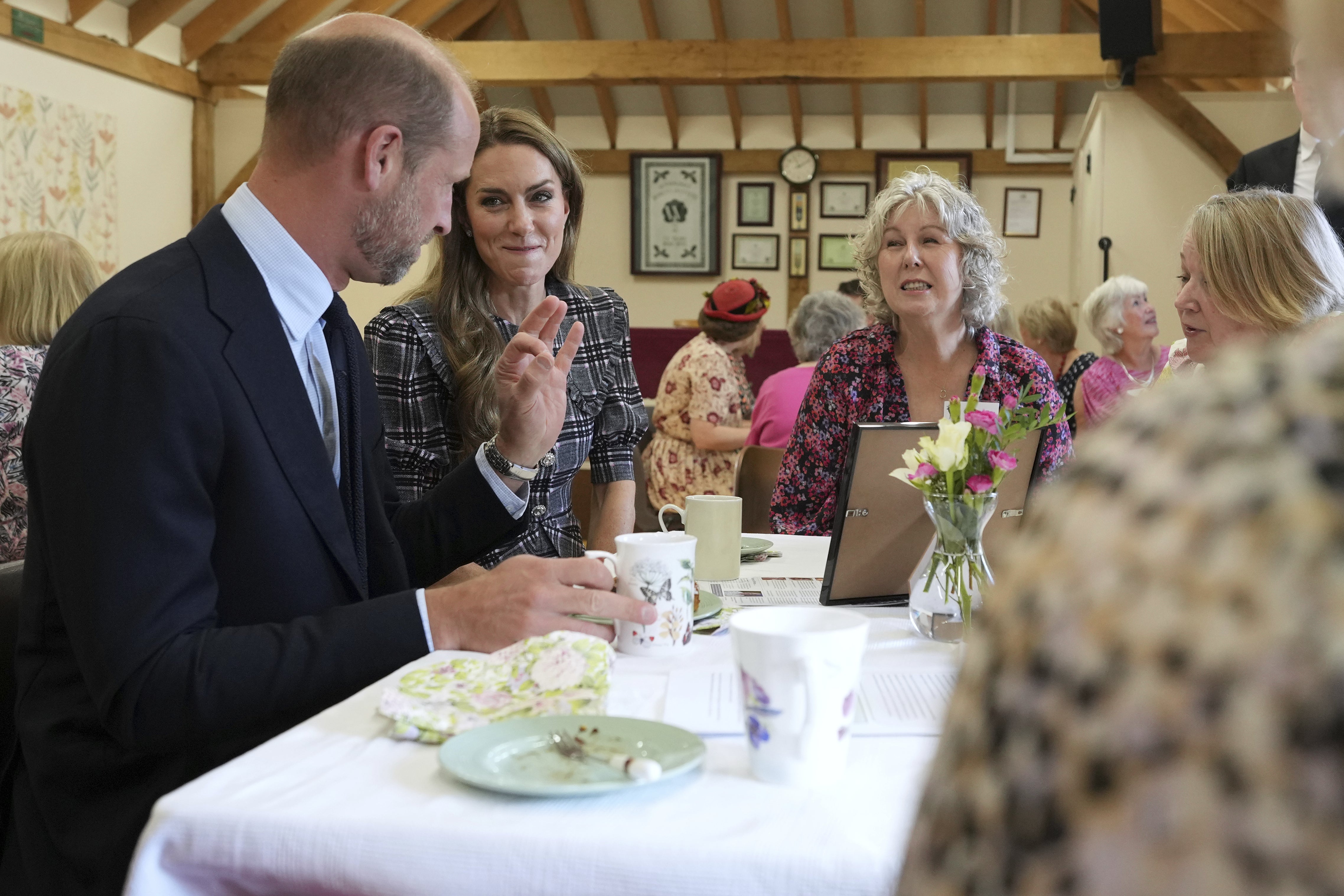 Guillermo y Kate hablan con miembros de WI durante la visita en Sunningdale, Berkshire