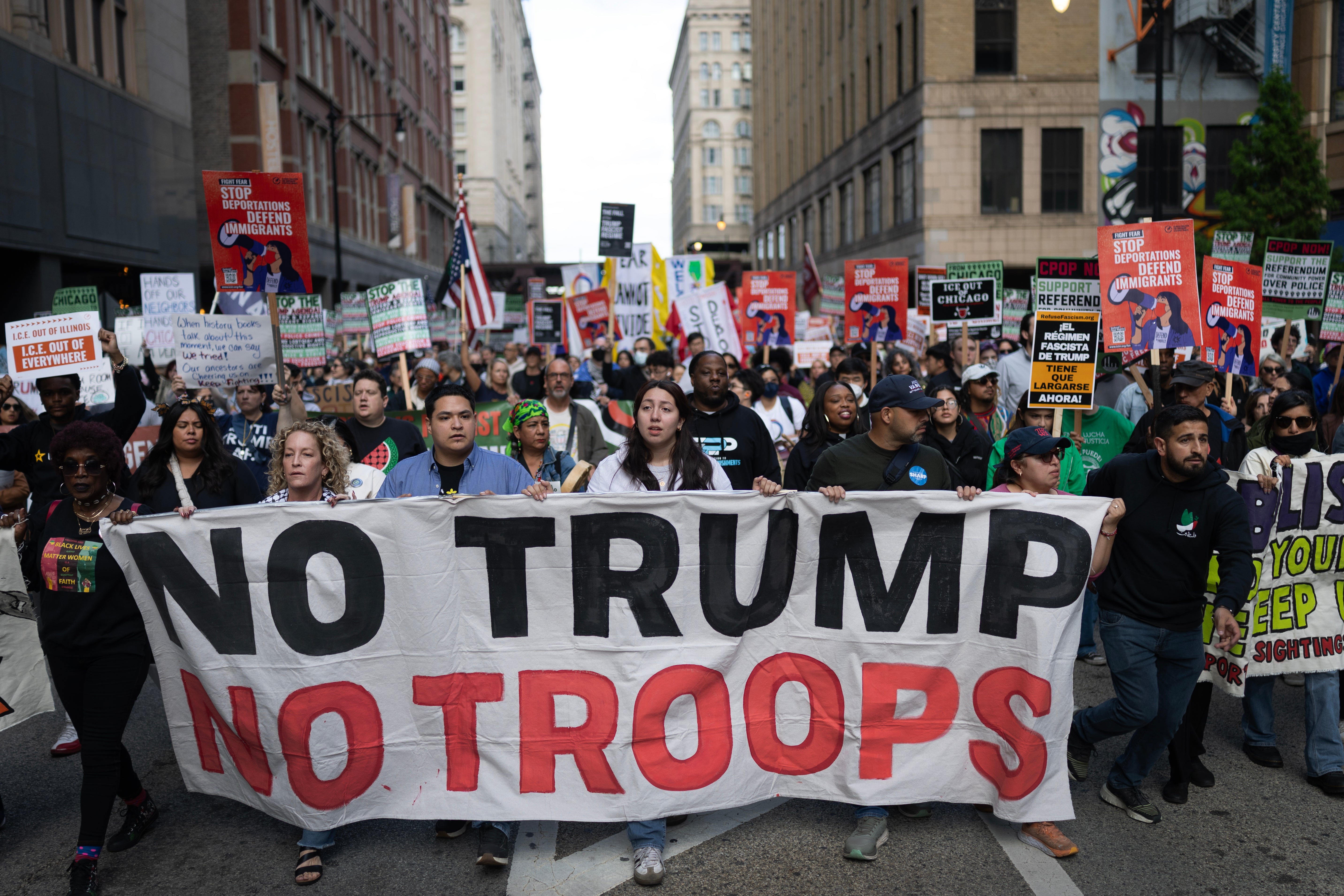 Manifestantes recorren el centro de Chicago en protesta contra las políticas migratorias de Donald Trump