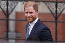 El príncipe Enrique visita la tumba de la reina en su viaje a Reino Unido