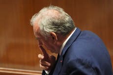 Gobierno francés colapsa en voto de confianza, lo que obliga a Macron a buscar otro primer ministro