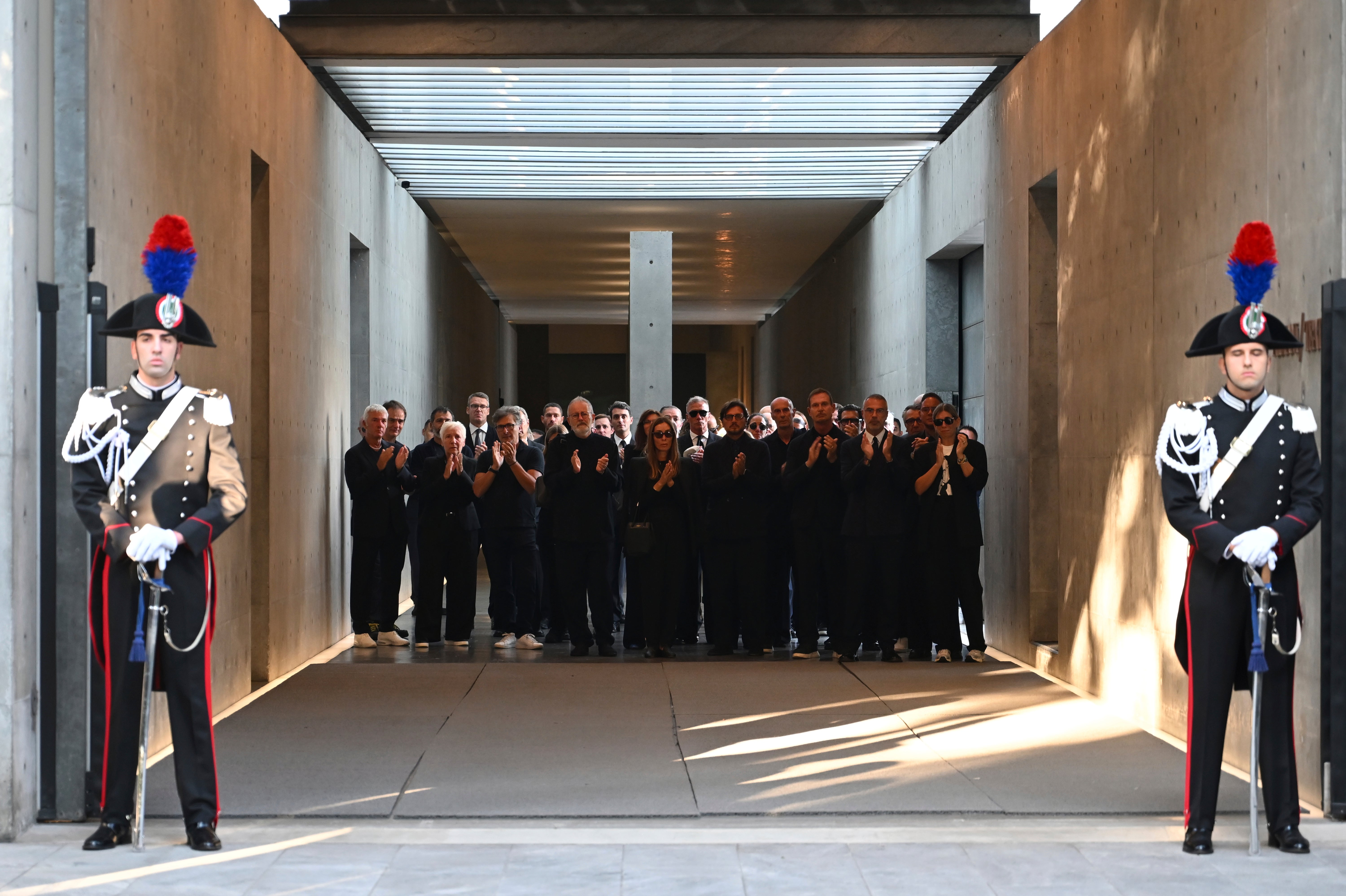 Fotos AP: Dolientes despiden al ícono de la moda Giorgio Armani en Milán