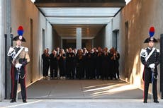 Fotos AP: Dolientes despiden al ícono de la moda Giorgio Armani en Milán