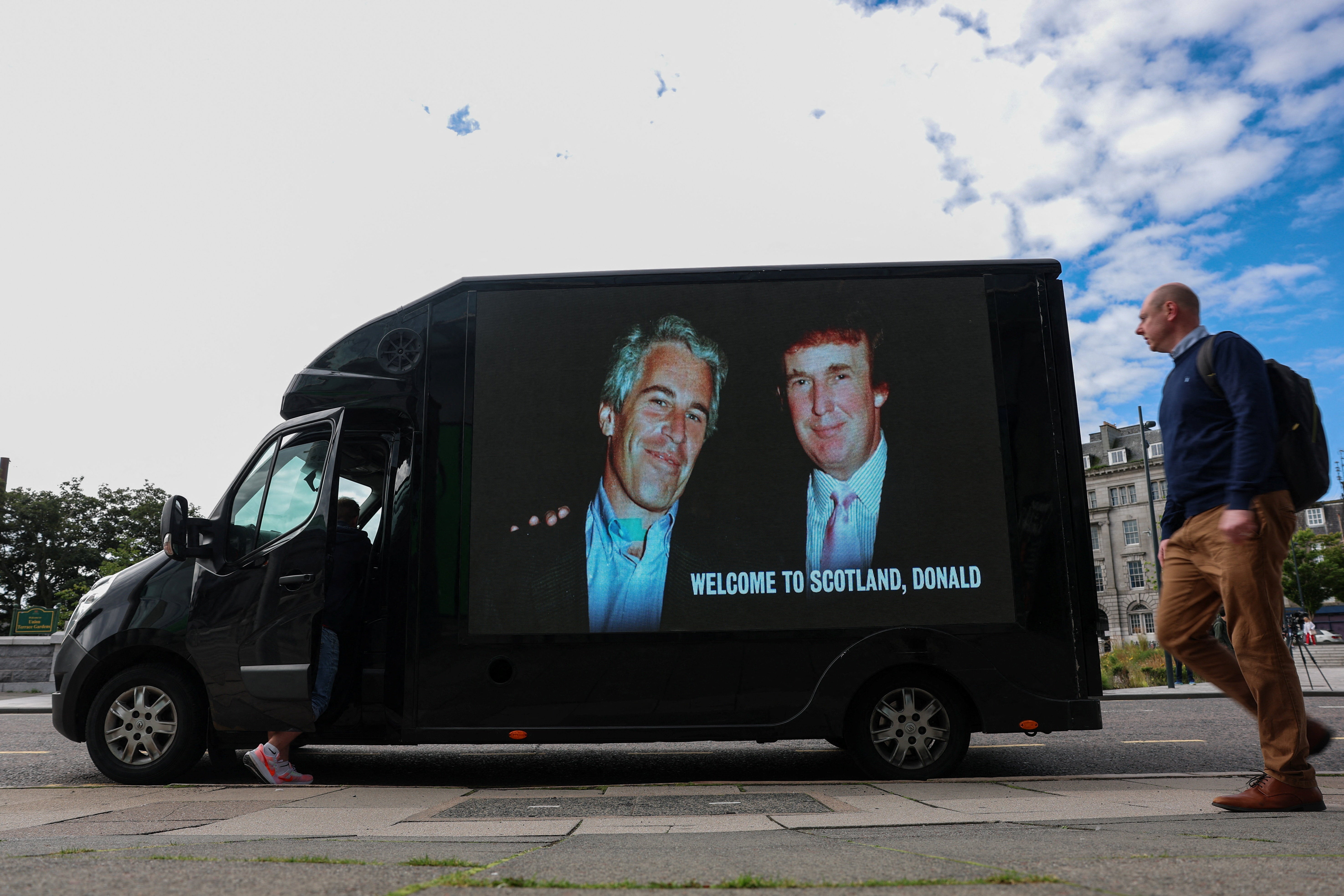 Donald Trump y Jeffrey Epstein aparecen juntos en una foto en el lateral de una furgoneta. El patrimonio de Epstein facilitó un supuesto libro de cumpleaños al Comité de Supervisión.