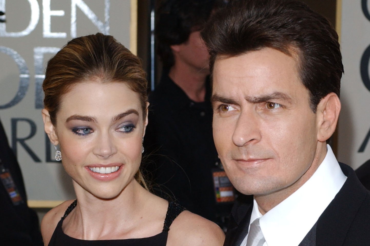Denise Richards y Charlie Sheen asisten a los Globos de Oro en enero de 2002