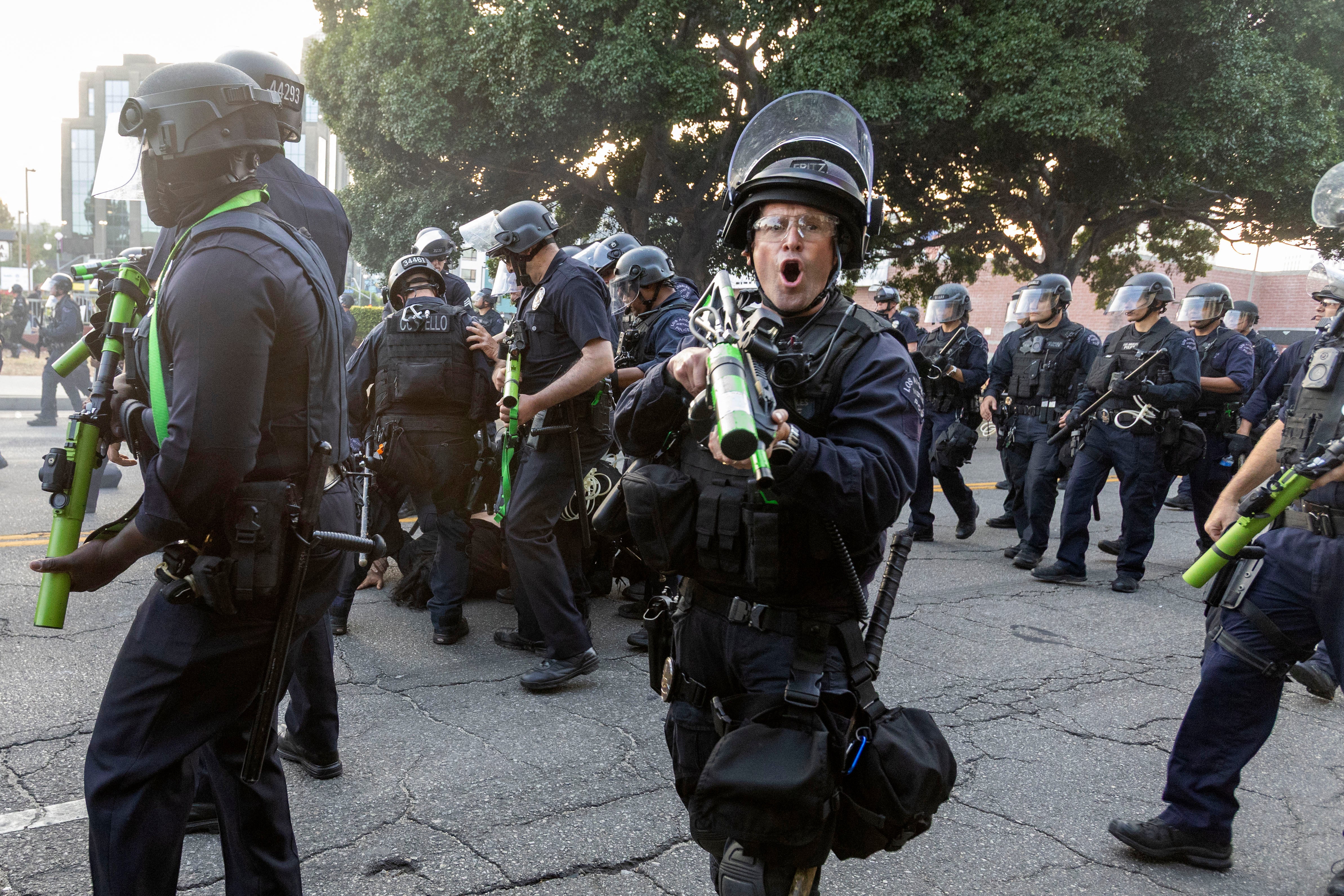La Administración desplegó unos 5.000 soldados e infantes de marina de la Guardia Nacional en la zona de Los Ángeles, que colaboraron en más de 170 operaciones policiales llevadas a cabo por organismos federales