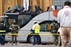 Al menos 8 muertos y 45 heridos en choque entre ferrocarril y autobús en el centro de México