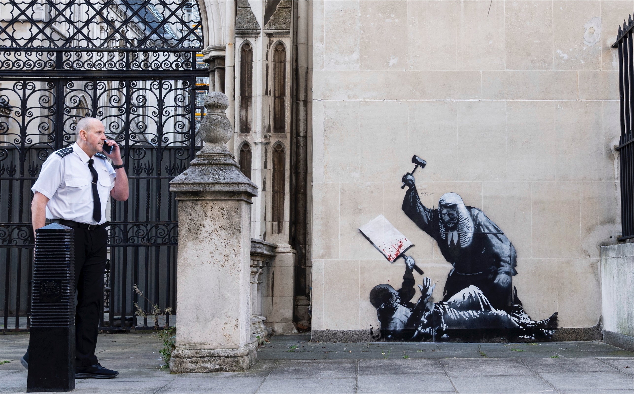 Nuevo mural de Banksy muestra a un juez golpeando a un manifestante, será retirado