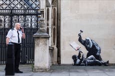 Nuevo mural de Banksy muestra a un juez golpeando a un manifestante, será retirado