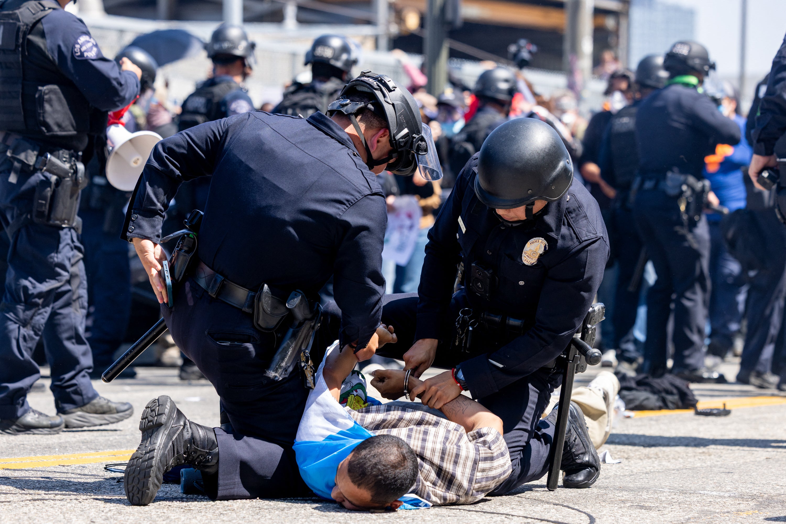 El Gobierno de Trump ha prometido “[inundar] la zona” de Los Ángeles tras la sentencia de la Corte Suprema de EE. UU. sobre las redadas de ICE en el área, donde las tropas federalizadas se unieron a la policía local este verano para sofocar las protestas contra las redadas de inmigración