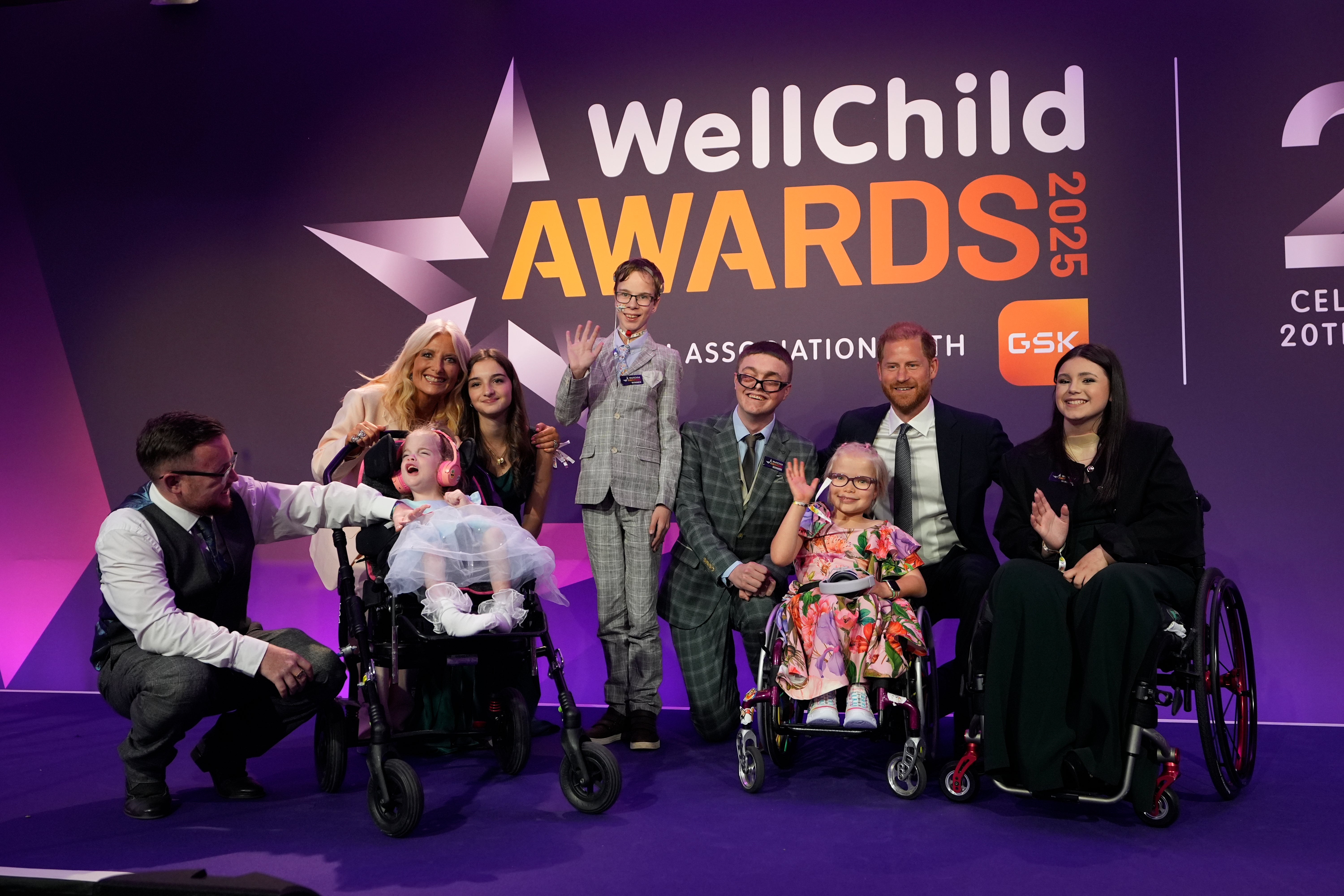 Harry con los ganadores del Premio Wellchild el lunes
