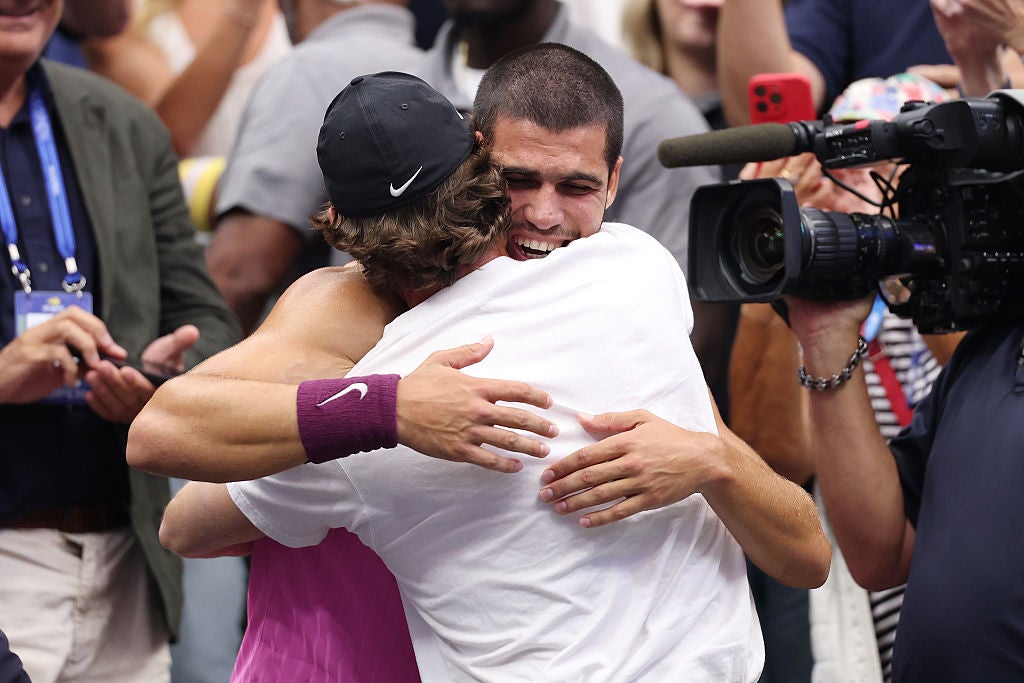 Alcaraz abraza a su entrenador Juan Carlos Ferrero tras ganar su segundo US Open