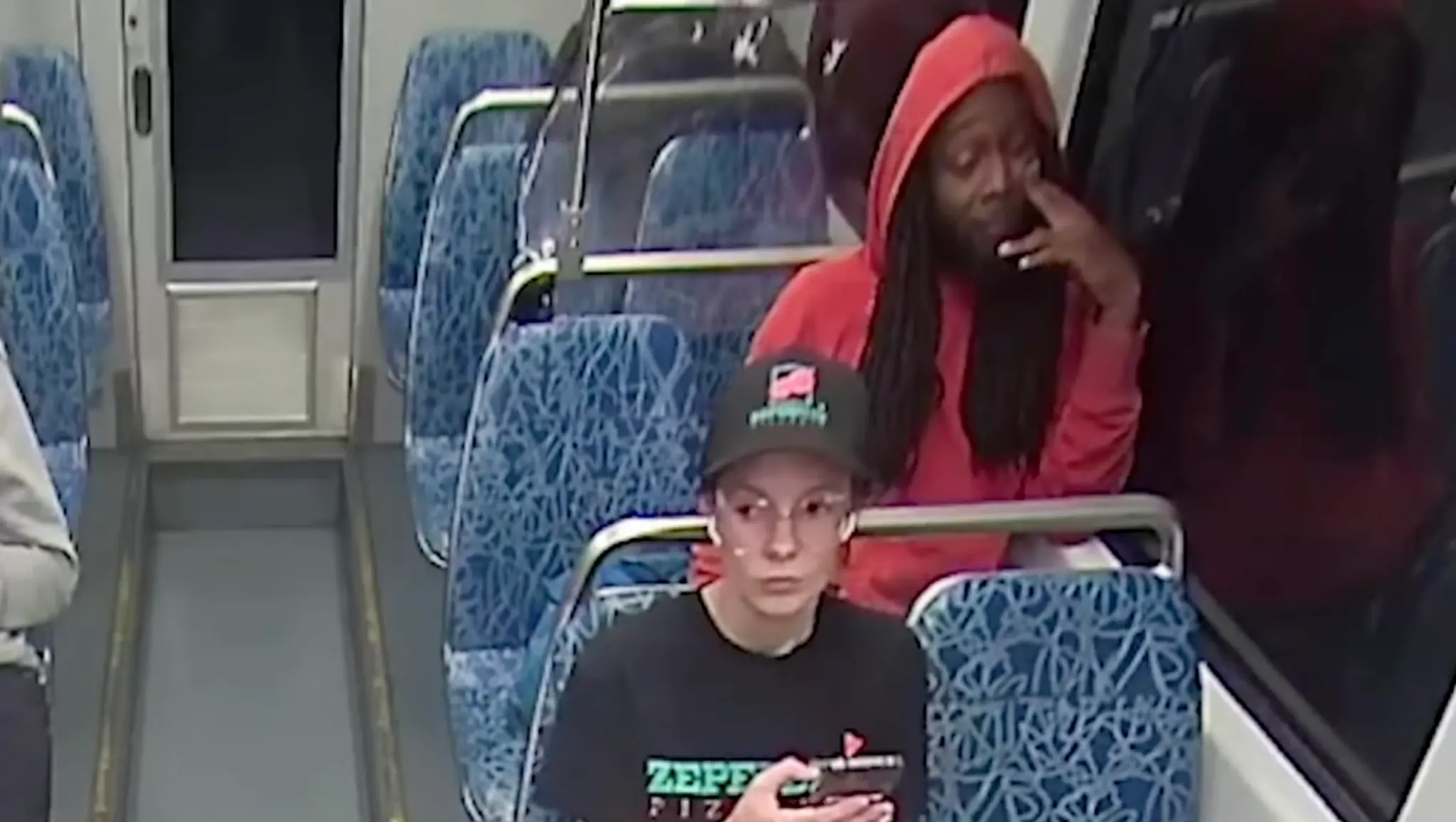 Las imágenes de vigilancia muestran al sospechoso sentado detrás de Iryna Zarutska en un tren ligero de Charlotte