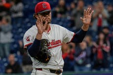 Cecconi pierde juego sin hits en la 8va, Guardianes aplastan 10-2 a Reales y aspiran a ser comodín
