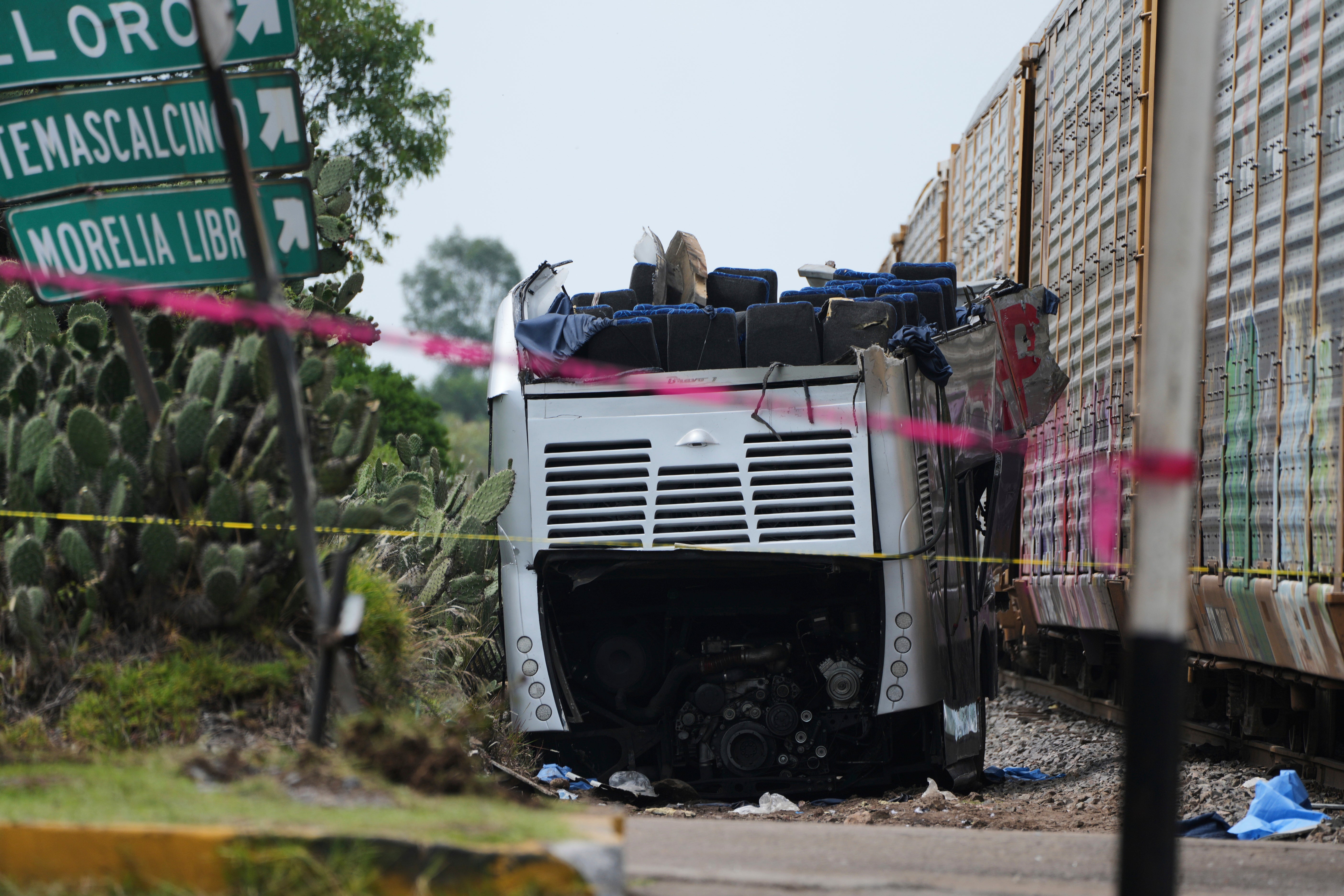 La ida al trabajo acaba en tragedia en el centro de México cuando un tren parte en dos un autobús