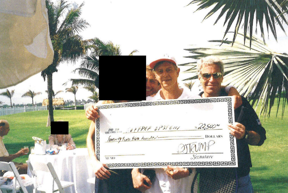 Una foto de Epstein sosteniendo el cheque aparece en el polémico libro de cumpleaños del financiero